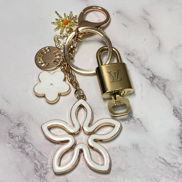Louis Vuitton Lock & Key #302 w/ a White & Rhinestone Floral Charm Keychain - Picture 1 of 4